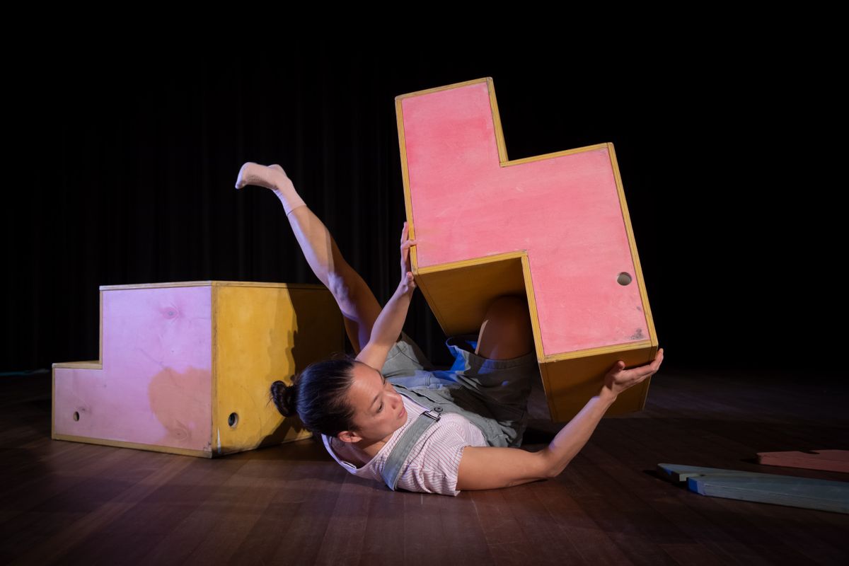 Scenefoto Stampvoeten op Tafel (2+)