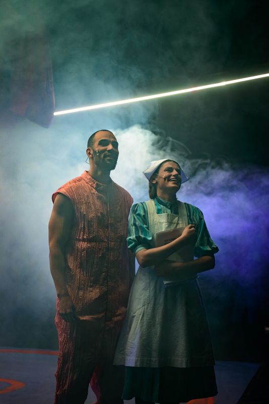 Scene uit JE MOEDER-DIEHELEDING | Wilminktheater Enschede