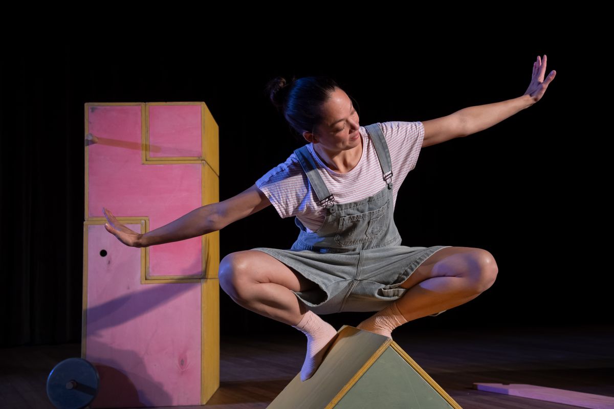 Scenefoto Stampvoeten op Tafel (2+)