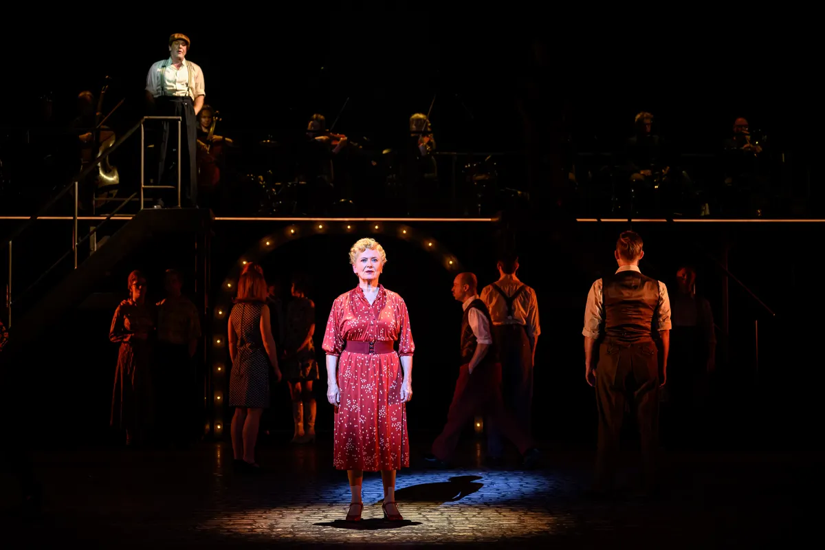 Scènebeeld musical Onze Jordaan! | Wilminktheater Enschede 2026