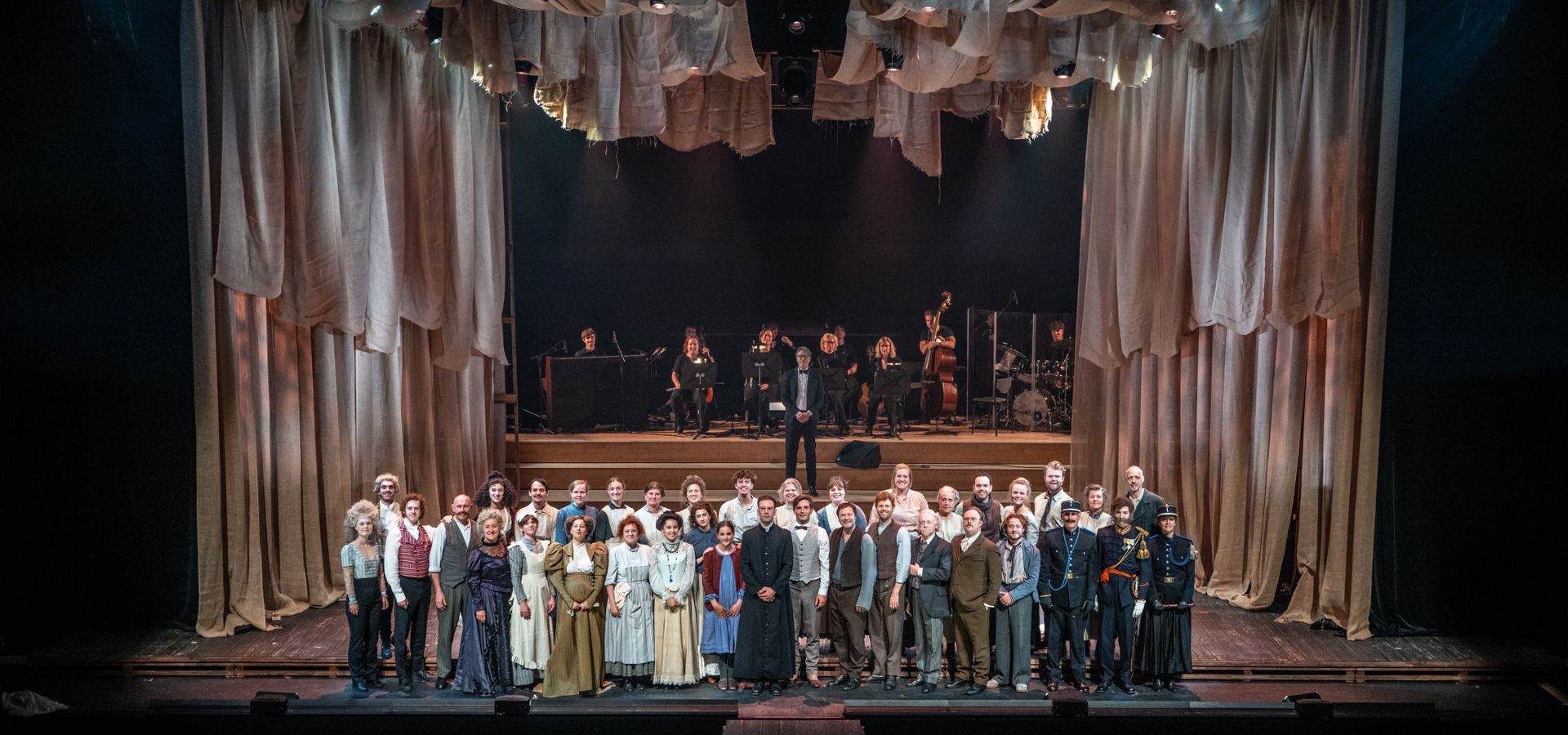 Cast en ensembles Textielbaronnen en Fabrieksarbeiders