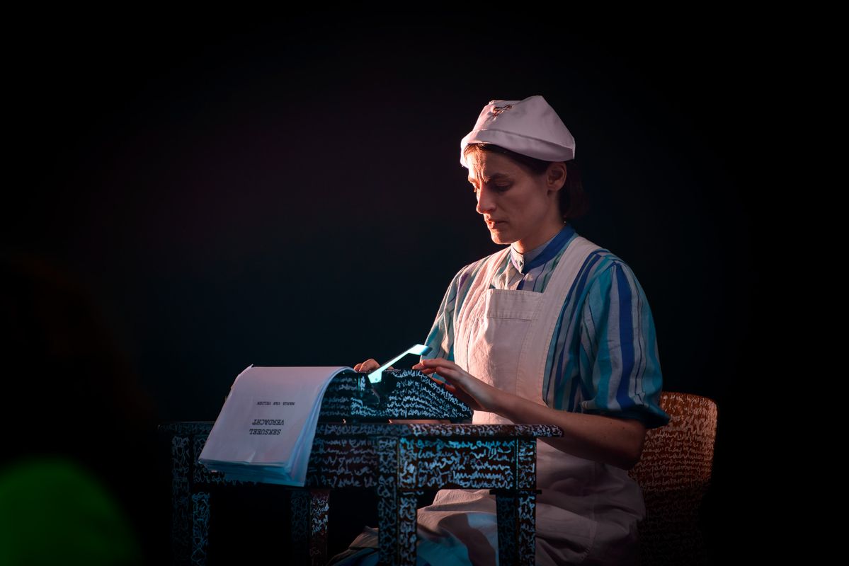 Scene uit JE MOEDER-DIEHELEDING | Wilminktheater Enschede