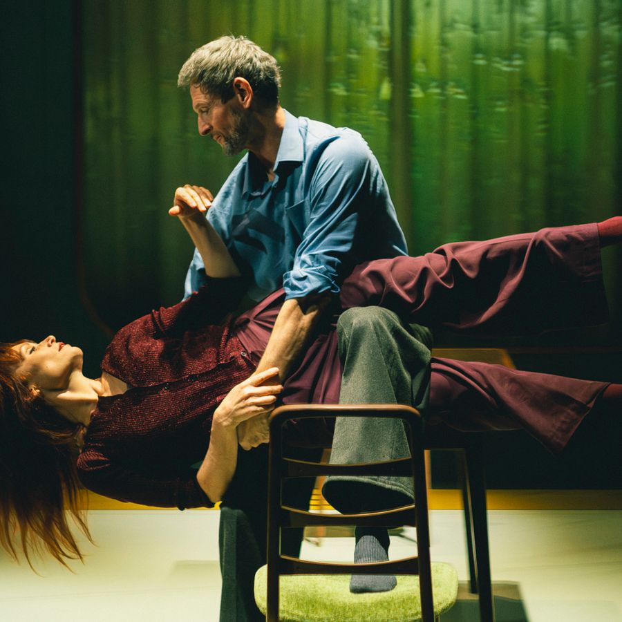 "Deze filmische voorstelling geeft het thema overspel een nieuwe dimensie" - Theaterkrant.nl