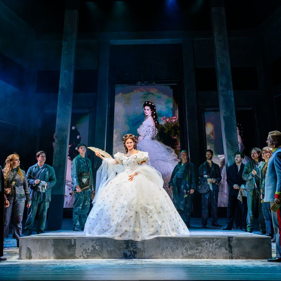 Pia Douwes in Elisabeth de musical als header van de musicals