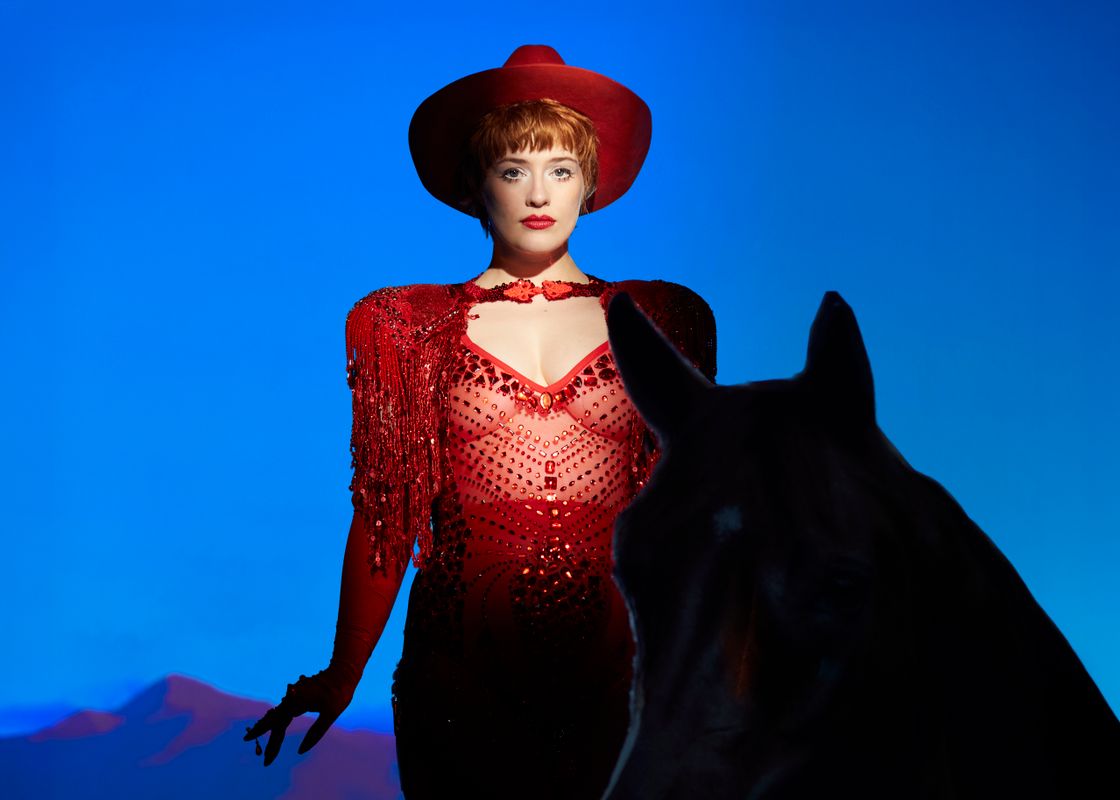 Promobeeld voor Revue Revanche, een voorstelling van Valentina Tóth