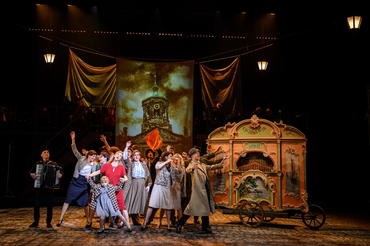 Scènebeeld musical Onze Jordaan! | Wilminktheater Enschede 2026