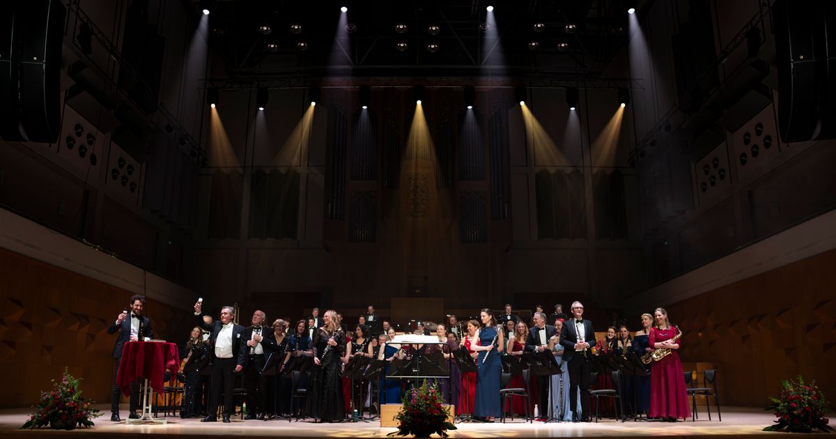 Twents Nieuwjaarsconcert — Muziekvereniging Wilhelmina Glanerbrug olv Fried Dobbelstein samen met solisten