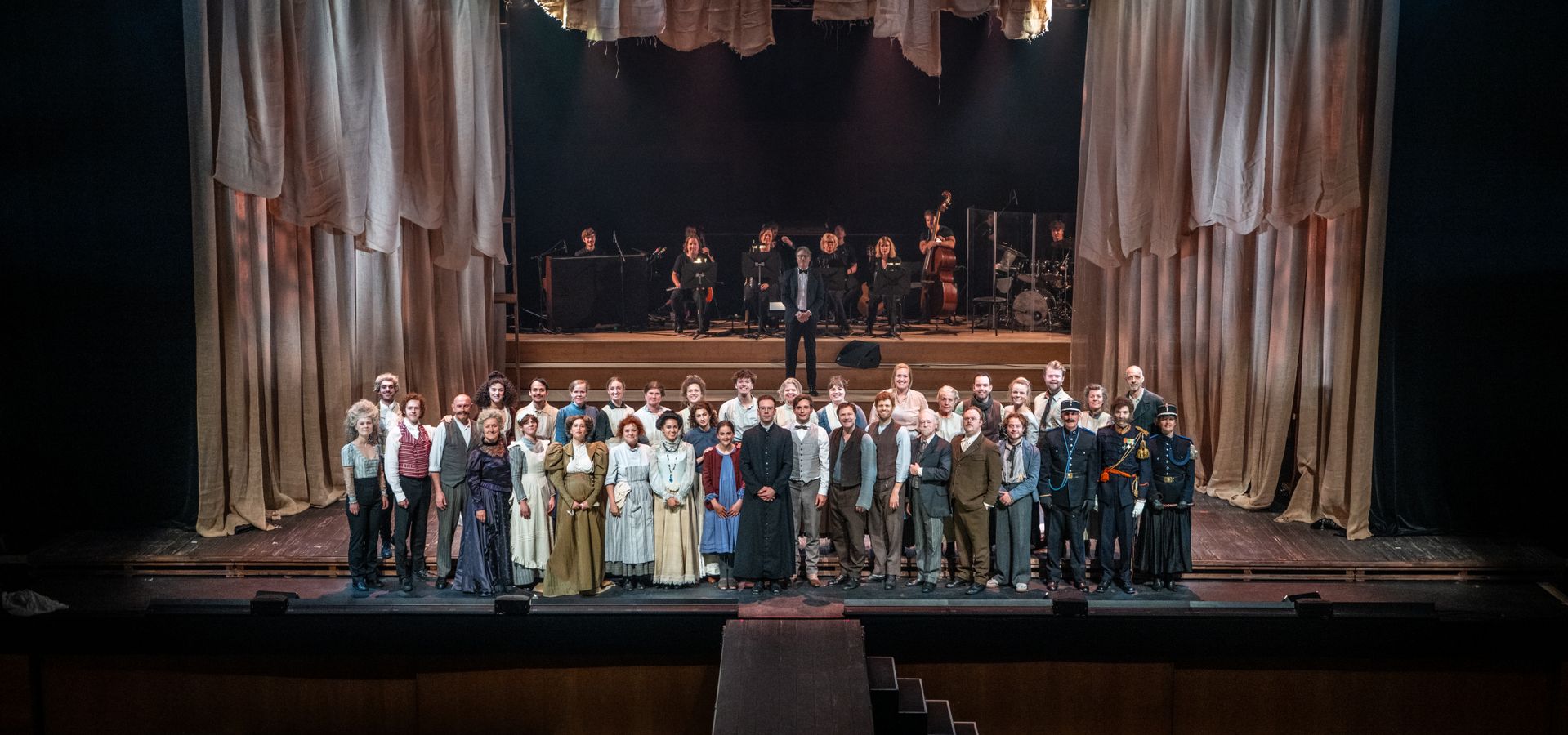 Cast Textielbaronnen en Fabrieksarbeiders