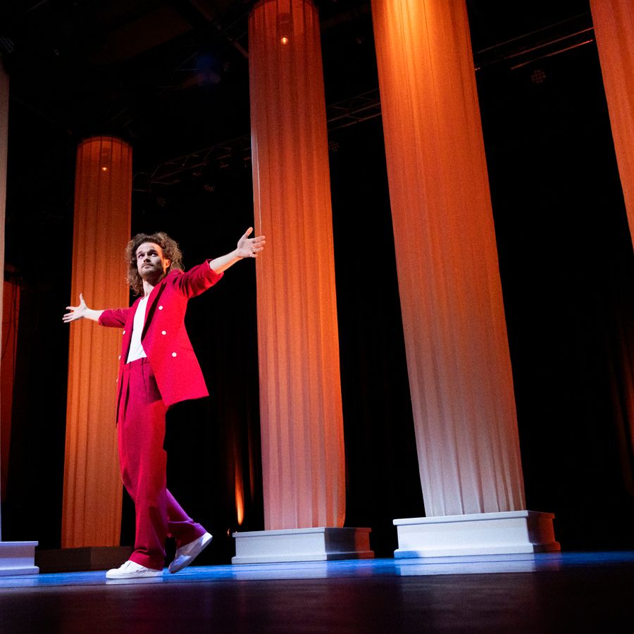 Teun van den Elzen wint cabaretprijs  voor Neerlands Hoop met ‘Op Positie’