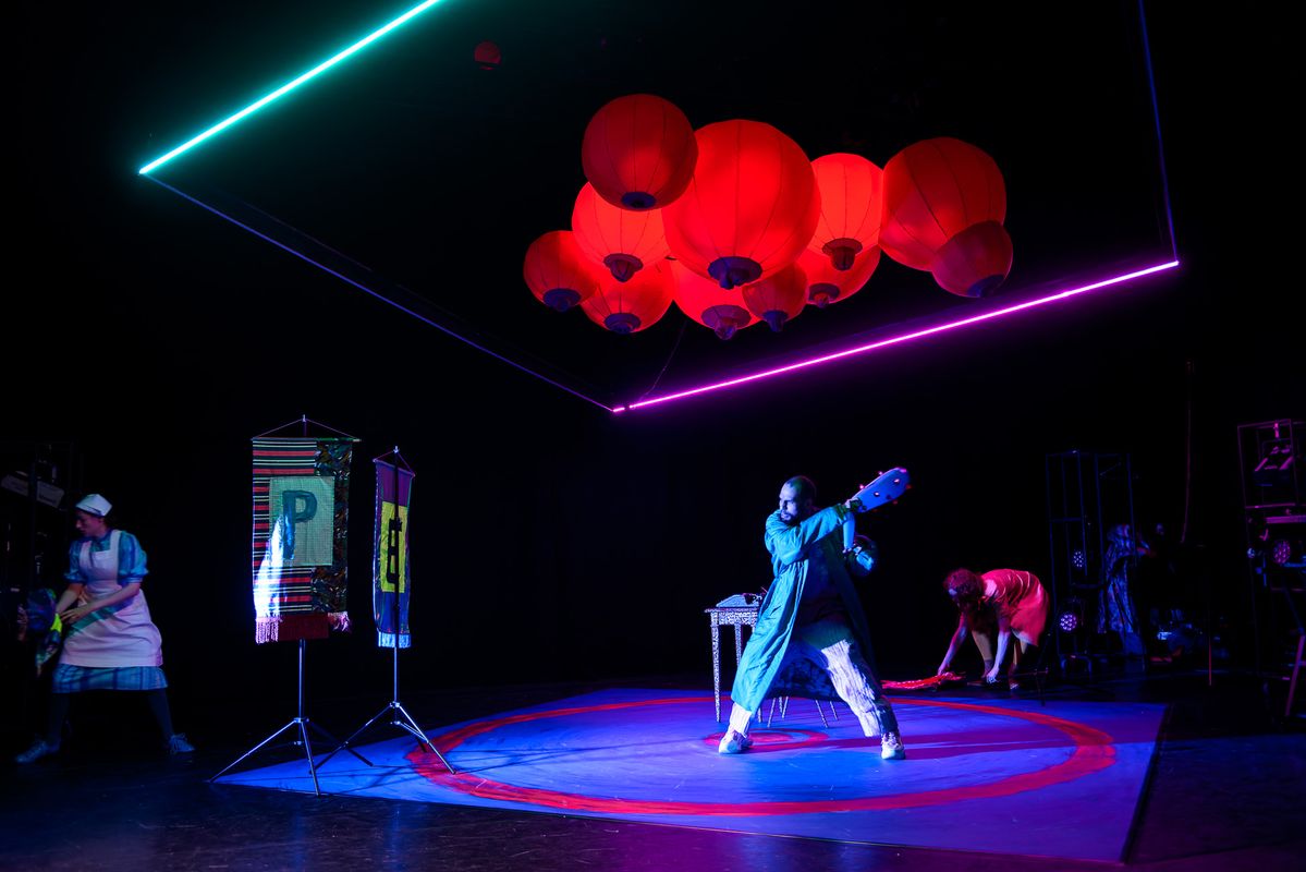 Scene uit JE MOEDER-DIEHELEDING | Wilminktheater Enschede