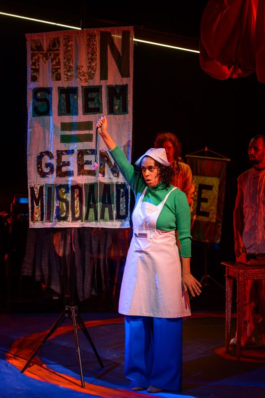 Scene uit JE MOEDER-DIEHELEDING | Wilminktheater Enschede