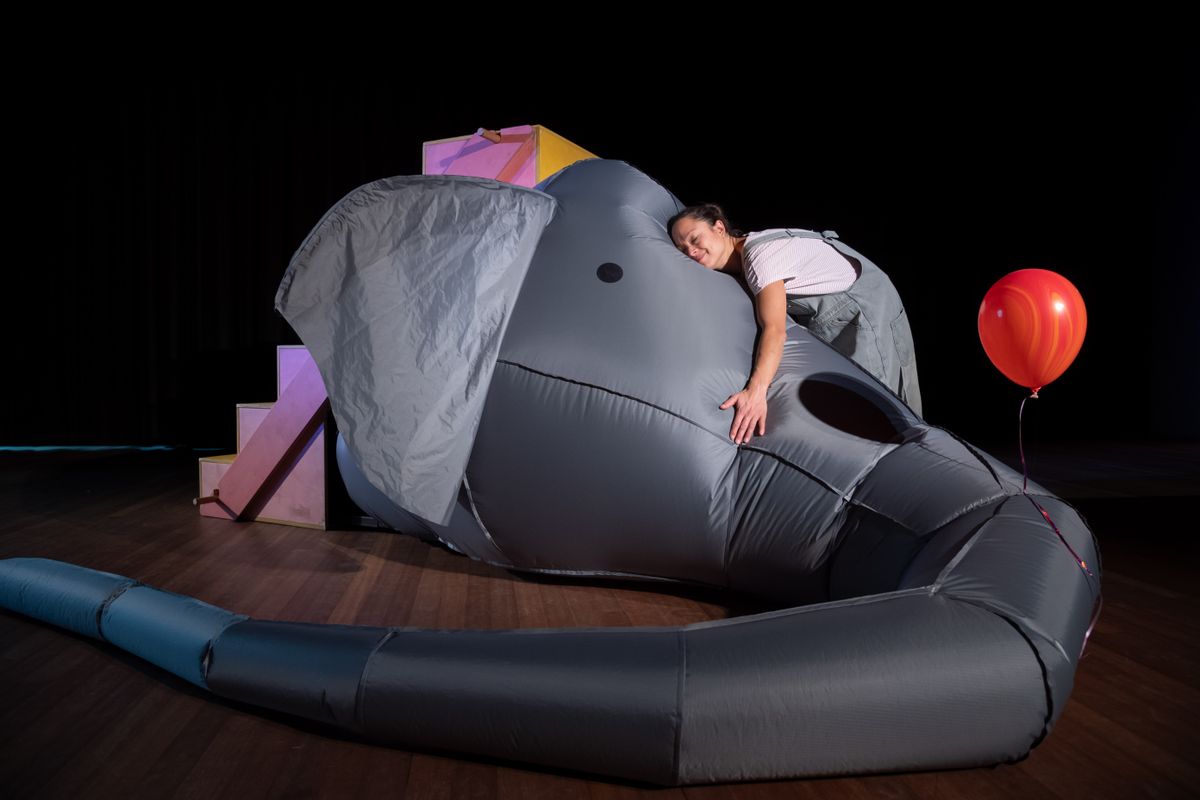 Scenefoto Stampvoeten op Tafel (2+)