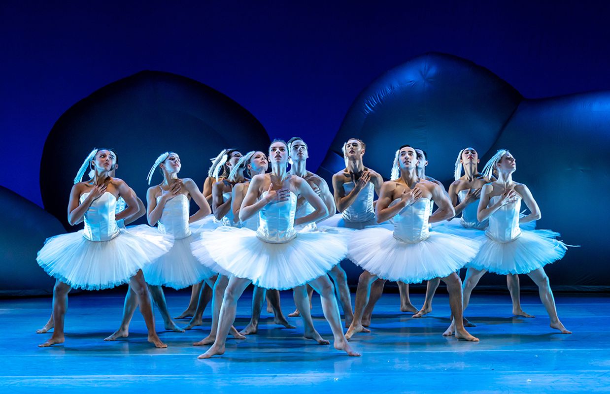 Scenebeeld Swan Lake - Introdans