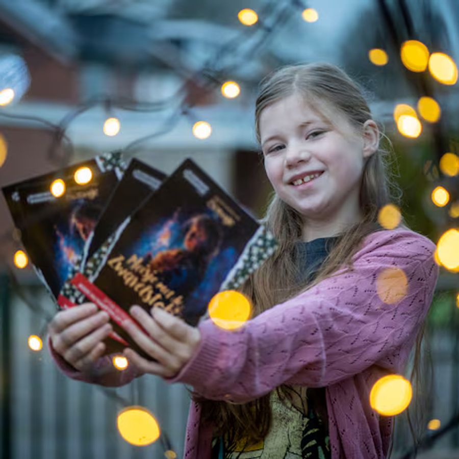 Wierdense Ylva (10) apetrots op hoofdrol in kerstmusical ‘Het meisje met de zwavelstokjes’